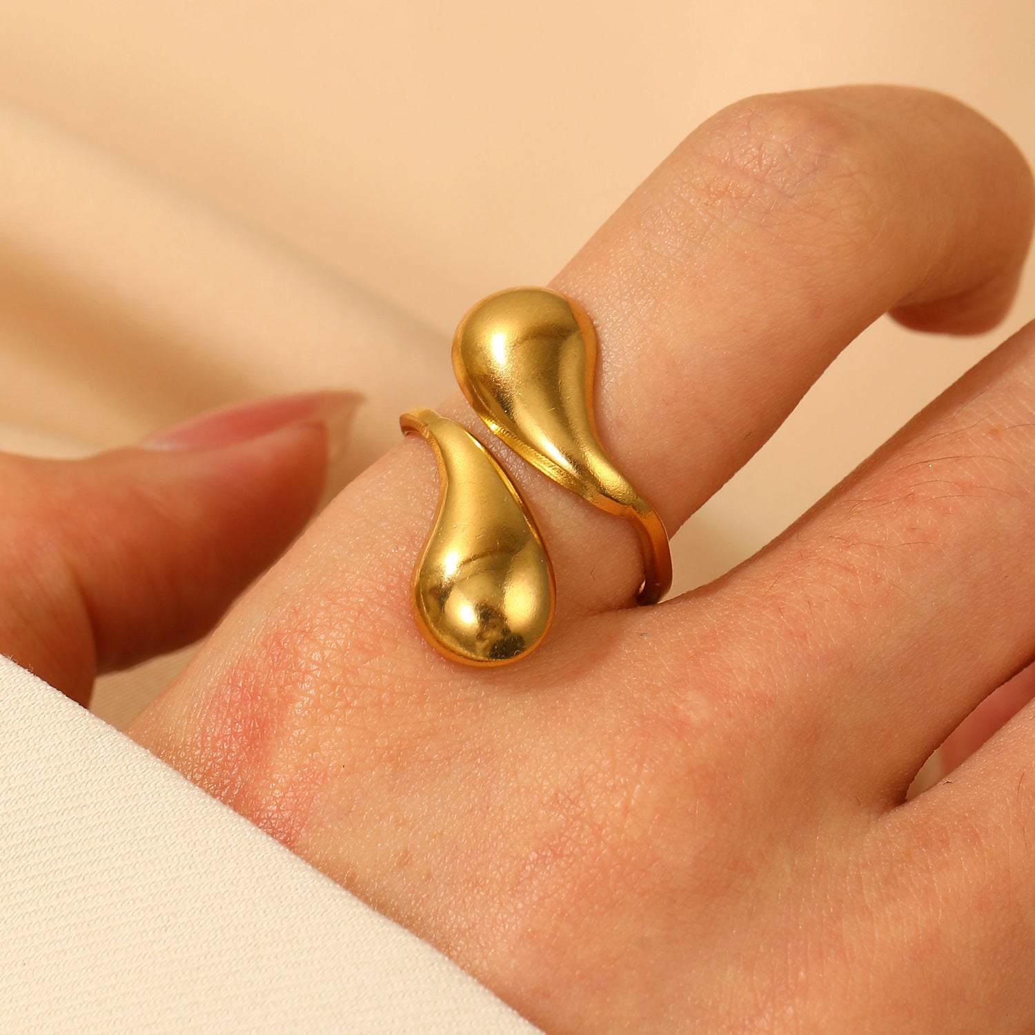 Women's Stainless Steel Ring With Carved Pattern